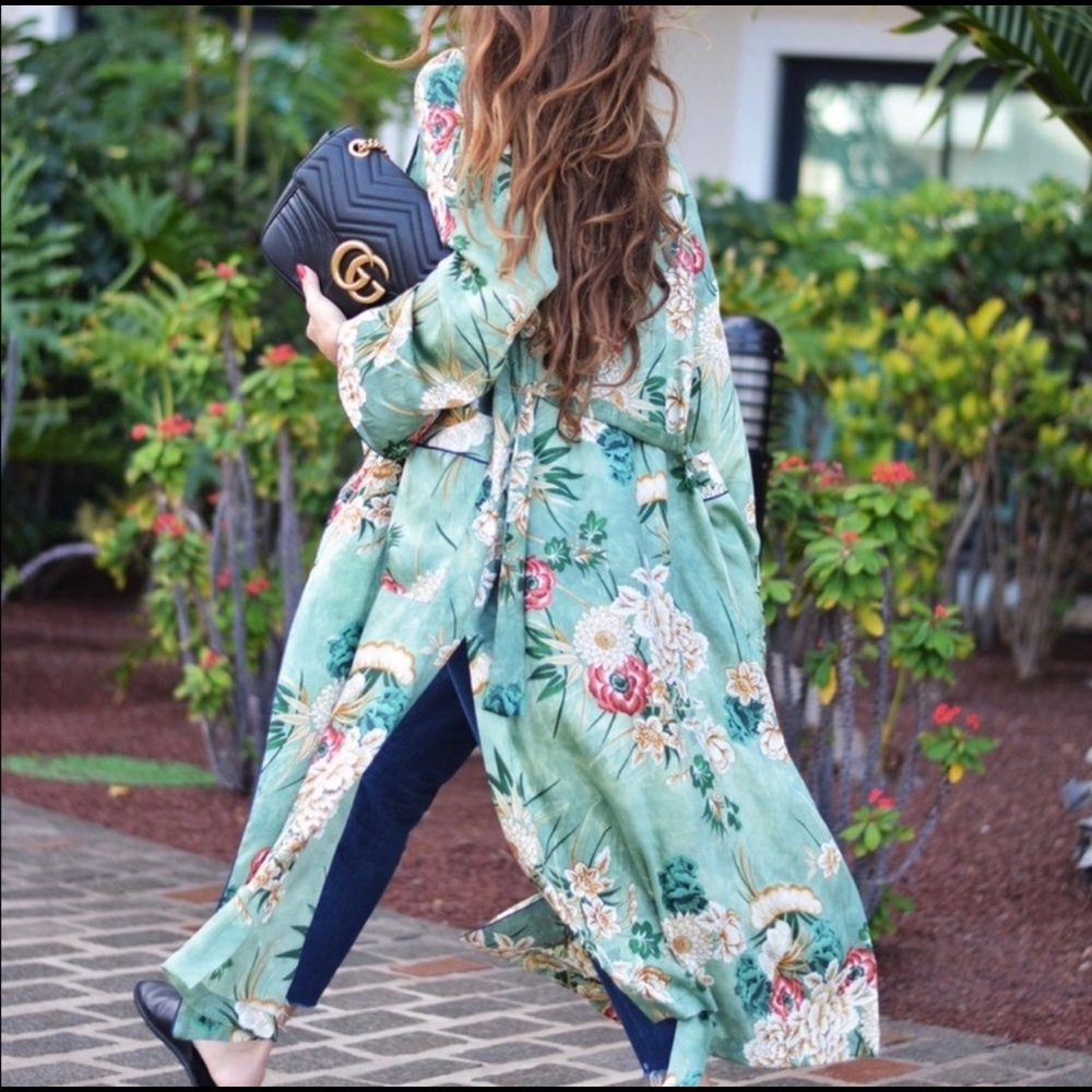 BLOGGERS FAV ZARA FLORAL BELTED GREEN KIMONO - Picture 4 of 9